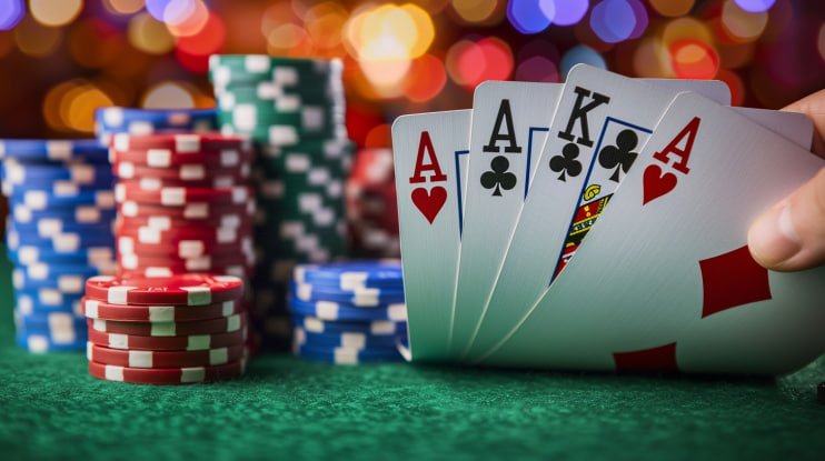 Studio live dealer tokekwin dengan meja Super Sic Bo dan kamera multi-sudut